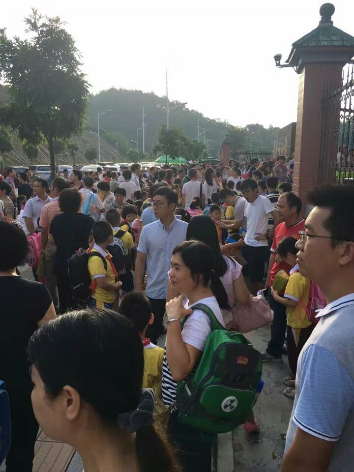 金秋九月开学季，众家长齐聚江门保利大都会的范罗岗小学送孩子开学